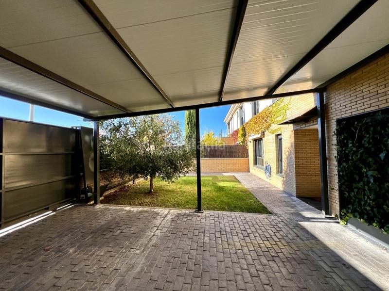 Foto 156f28d3-ec78-4e5e-a53e-e6bb651ada50. Casa a schiera con parcheggio in Los Satélites-Roza Martín Majadahonda