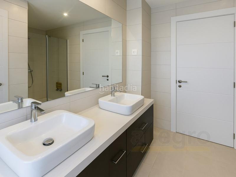 Foto 3e7f112e-a0af-487d-8646-93f1fb0fc37b. Casa a schiera con parcheggio in Los Satélites-Roza Martín Majadahonda