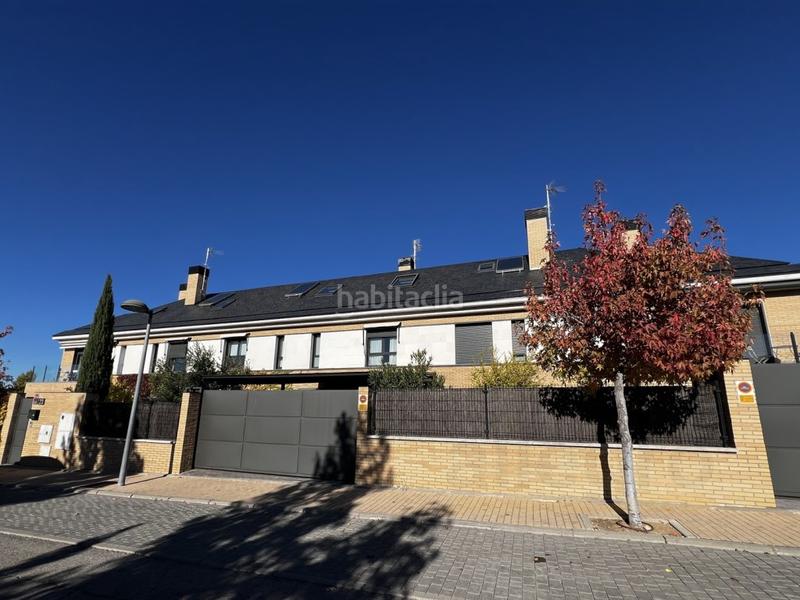 Foto 55b22c6e-75af-42c4-a5c9-82954a0264bb. Casa a schiera con parcheggio in Los Satélites-Roza Martín Majadahonda