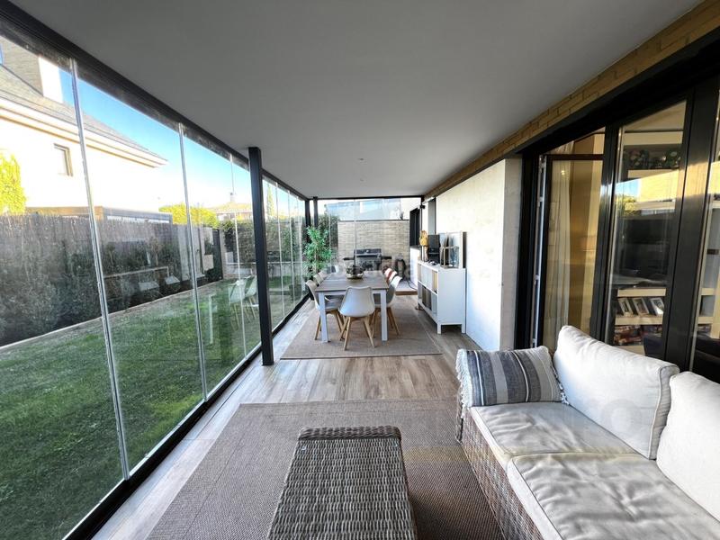 Foto 893ae3ae-6ad6-43fa-9ec6-45b4ccce1044. Casa a schiera con parcheggio in Los Satélites-Roza Martín Majadahonda