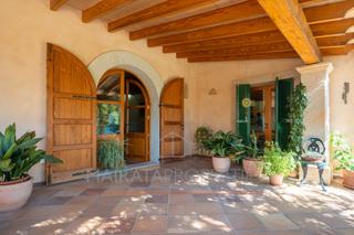 Xalet a Llub. Casa con carcter mallorqun, amplio jardn y piscina a la venta
