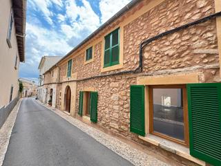Masia a Alar. Casa de piedra reformada con patio en venta en alar