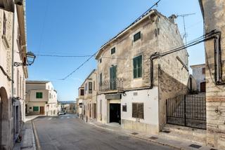 Xalet a Campanet. Casa de pueblo con local comercial en campanet, mallorca.