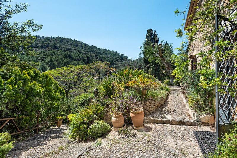 Foto c8b8c8f2-9714-4935-bc85-2db370d39e0d. Masia amb piscina a Mancor de la Vall