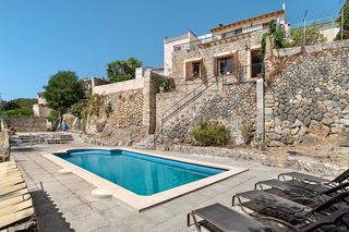 Chalet à Selva. Casa de pueblo de 370 m con piscina y jardín en selva, mallorca