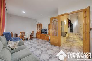 Casa aparellada a Vallbona. Casa en venta en barcelona