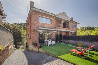 Casa aparellada a Santa Maria-Terra Nostra. Casa en venta en montcada i reixac