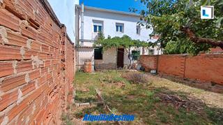 Chalet à Alovera. Casa baja en el centro del municipio con amplia parcela