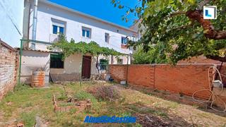 Chalet in Alovera. Casa baja en el centro del municipio con amplia parcela