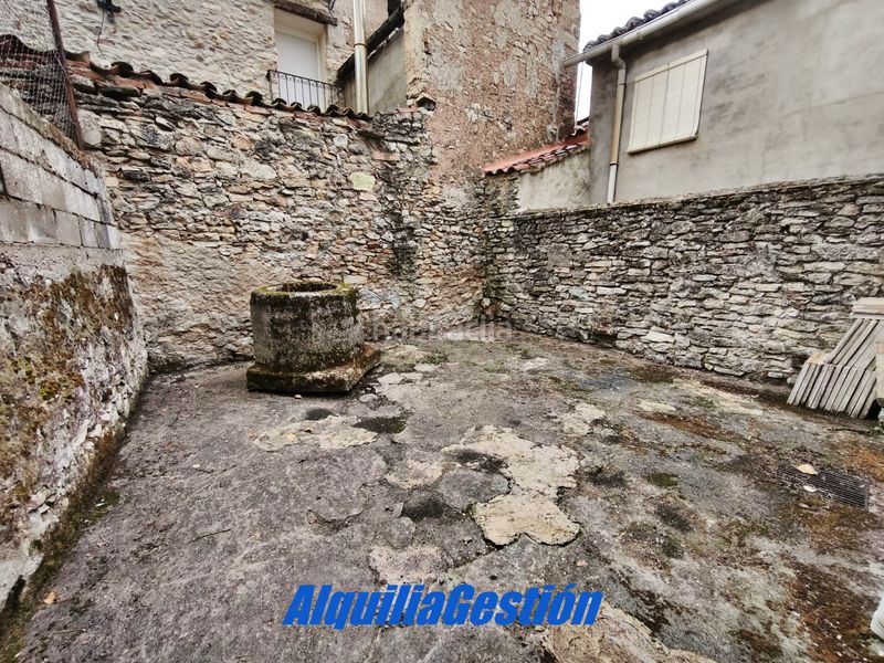 Foto cee16d05-0e0d-4764-bea1-41f61ac94fdd. Casa adossada amb xemeneia calefacció a Tamajón