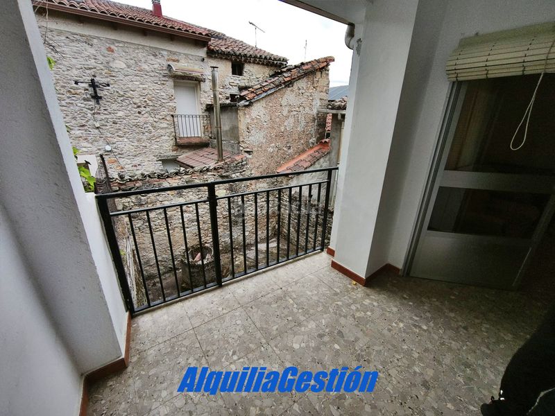 Foto f5c20cc5-acec-4d0b-8921-126ea86aef44. Casa adossada amb xemeneia calefacció a Tamajón