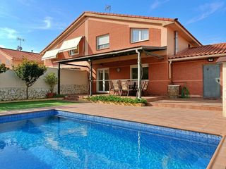 Casa aparellada a Pozo de Guadalajara. Unifamiliar pareado con piscina