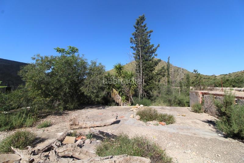 Foto f38a7ced-d16d-4d43-9d53-3ac751883bfb. Edificio terreno en monforte con pequeño albergue y aljibe en Monforte del Cid