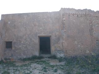 Masia a Yecla. Casa cueva en raspay