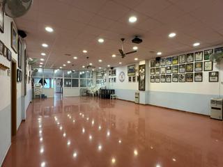 Local Comercial a La Coca-La Nia-Vistahermosa. Amplio local comercial en perfecto estado de conservación