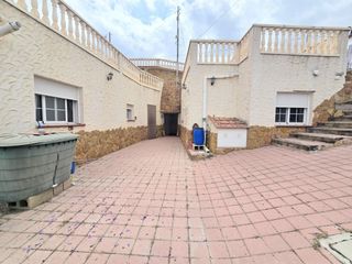 Casa in Algueña. Casas cuevas en algueña