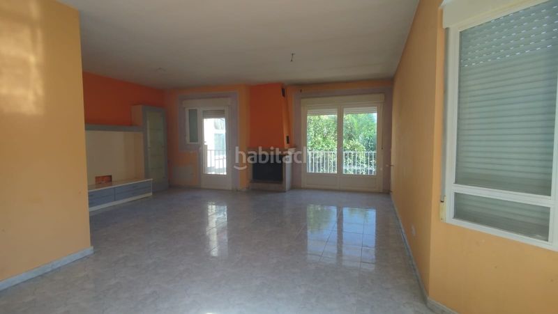 Foto 034d0263-70df-455c-a842-35da10e92a53. Casa aparellada amb xemeneia calefacció a Uceda