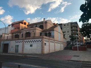 Local Comercial en Avenida coronel baeza 80. Local en excelente ubicacion. salida de humos