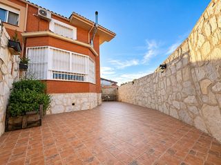 Casa adossada a Los Barreros. Magnífico adosado en seseña