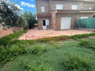 Casa adossada en Los Robles. Adosado de esquina sesea