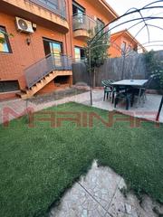 Casa adosada en Los Robles. Adosado en seseña