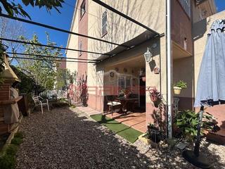 Casa aparellada a Las Lomas. Pareado de esquina en seseña