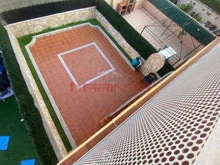 Reihenhaus in Los Robles. Adosado en seseña
