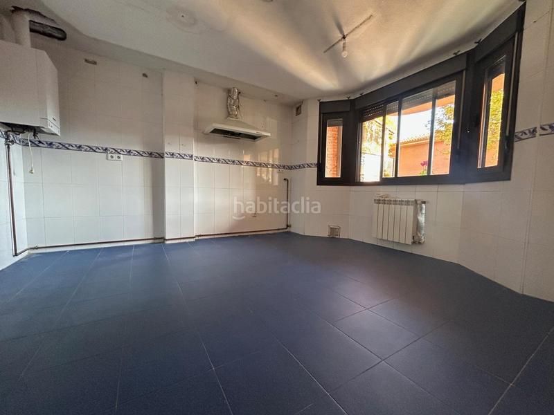 Foto 6c465039-2db3-4ab1-ba3a-d4e5bede69c1. Casa adossada amb calefacció aparcament a Los Robles Seseña