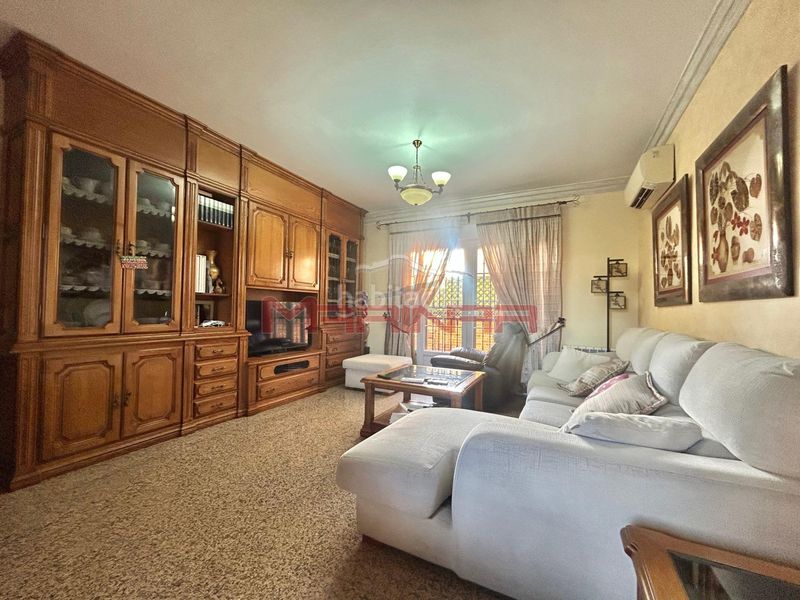 Foto 6f690d22-4862-48f1-bd69-2cd916f21447. Casa adossada amb calefacció aparcament a Centro Seseña