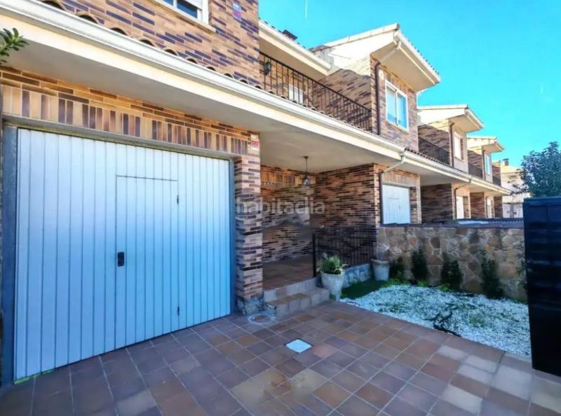 Foto b832106a-433a-4b19-908e-53d7ec7792cc. Casa adossada amb aparcament a Borox