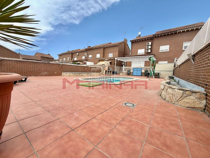 Foto 3393878d-ff94-42e9-b9a1-2bfd1bd708c7. Casa adossada amb calefacció aparcament piscina a Seseña
