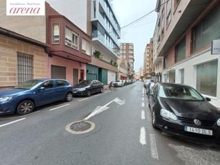 Business premise in Playa Levante. Local comercial en almirante antequera