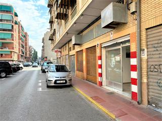 Local Comercial  Gabriel miro. Local comercial con vado, y espacio de almacenaje