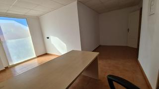 Alquiler Local Comercial en Noroeste. Amplio local comercial con dos plantas en santa pola