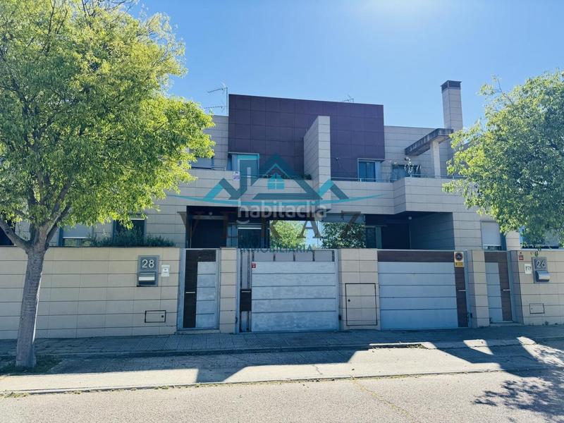 Foto 84c56c1b-c8f5-46e4-b80a-17eba37b97ba. Casa adosada en Hospital-Nuevo Centro Talavera de la Reina