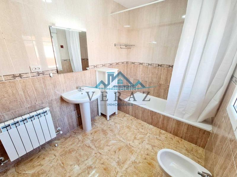 Foto f1159fd2-d1e4-4fde-a3c0-4b32c57d5cfb. Alquiler casa adosada en Lucillos