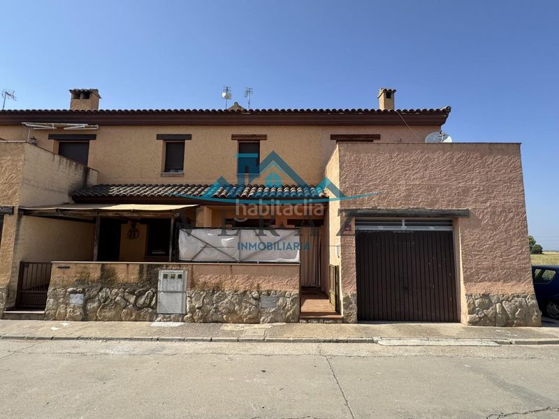 Foto 96b3f86e-b867-4341-9aa6-84fe447beb74. Casa adossada a Lucillos