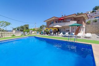 Chalet  Arbres. Villa con licencia turística y vistas al mar en serra brava  llo