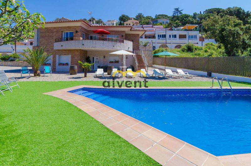 Foto 5049cc8a-537b-4f44-a339-2a6c8f9d3076. Xalet amb piscina a Serra Brava Lloret de Mar