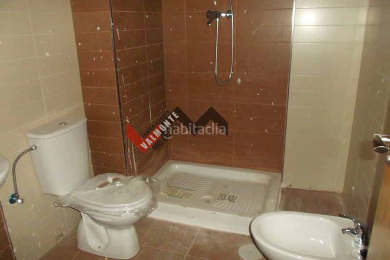 Foto f069eaca-3e88-467a-b3e3-f9043193fb4c. Casa adosada adosado en venta en el casar de escalona, 4 dormitorios. en Casar de Escalona (El)