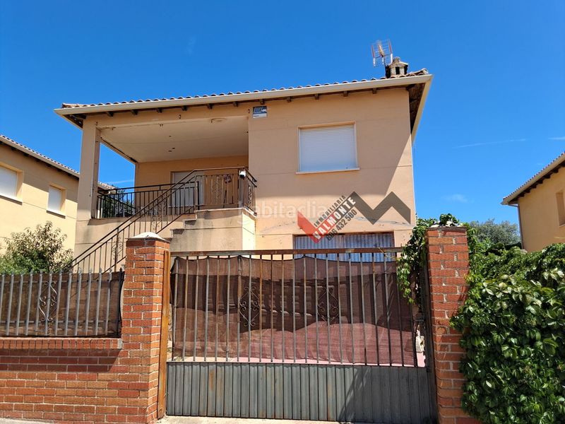 Foto 3e087799-302d-4b4f-ae29-84162ebc97e2. Chalet  en venta en urbanización, 4 dormitorios. en Casar de Escalona (El)