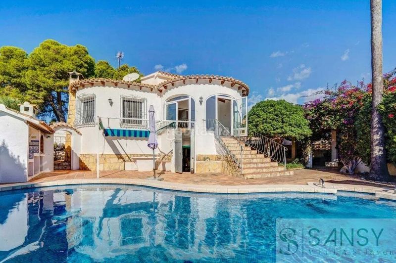 Foto 802f4fed-a49a-4ba3-8952-7b25752ae11a. Casa amb calefacció aparcament piscina a Benicolada - Las Adelfas Calp