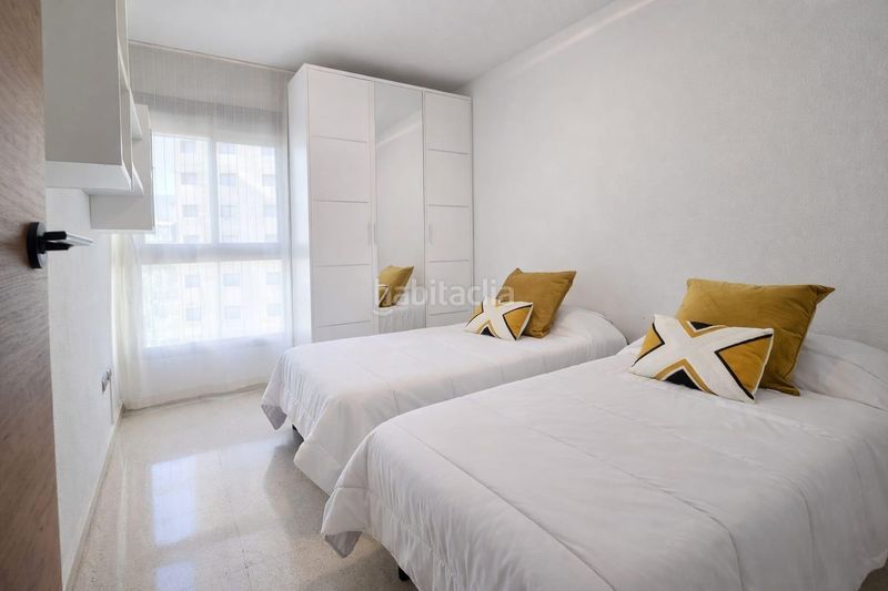 Foto bcbea866-1076-4e8a-9769-ec3b4ae9f432. Lloguer pis amb aparcament piscina a Playa Poniente Benidorm