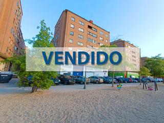 Appartement à Calle castillo 7. Piso seminuevo con garaje -