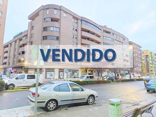 Appartement à Calle santa teresa de jesús 79. Inmobiliaria plaza del reloj - vende piso con garaje y trastero.