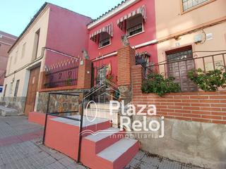 Chalet  Calle calera 20. Inmobiliaria plaza del reloj vende casa adosada en calle calera