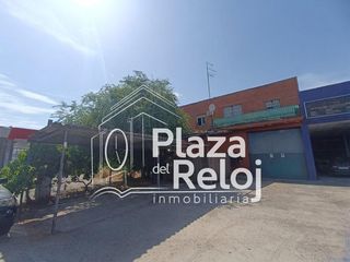 Casa a Avenida portugal 85. Inmobiliaria plaza del reloj  vende   2 viviendas  con 3 naves i