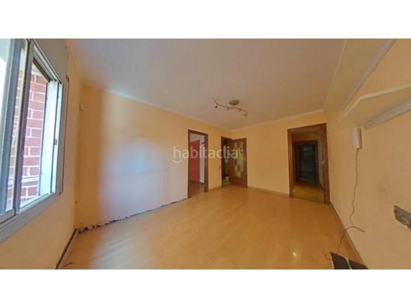 Foto 34fd3c12-546c-4cbe-9dca-ea06c4023c57. Flat in Singuerlín Santa Coloma de Gramenet