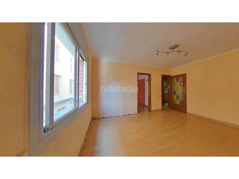 Foto f04caaeb-b03c-4e78-9a87-03f49b7effd2. Flat in Singuerlín Santa Coloma de Gramenet