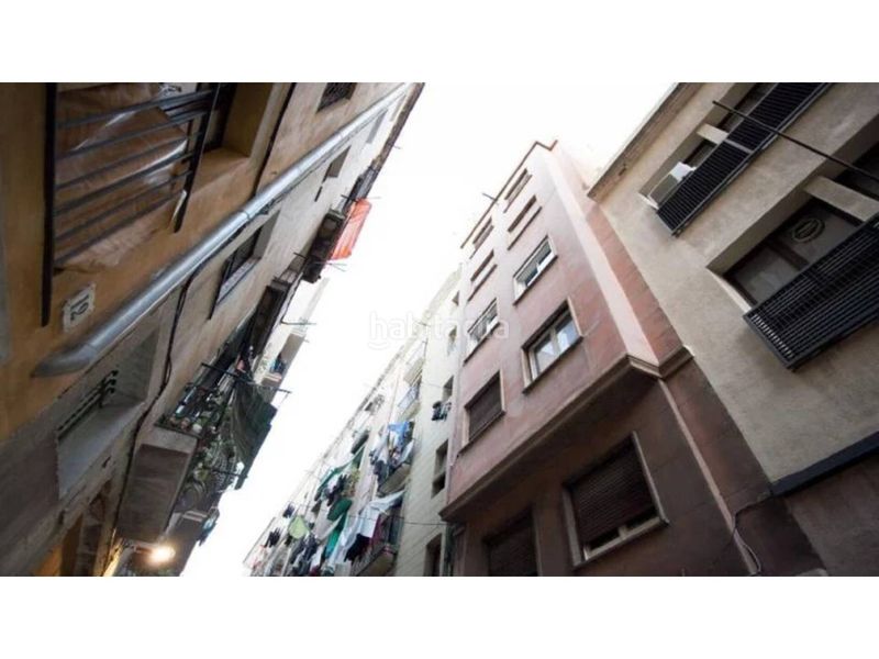 Foto 54f5c124-5a0c-4929-a33d-57a8de82376b. Pis a Raval Barcelona